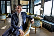 Der neue Direktor des Hotels Gütsch, Olaf Galaburda, in seinem neuen Reich über der Stadt Luzern. (Bild Nadia Schärli)