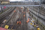 Bahnarbeiter bei Reparaturarbeiten der Geleise im Bahnhof Luzern. Am Sonntag stehen weitere Bauarbeiten als Folge der Entgleisung an. (Bild: Urs Flüeler / Keystone (Luzern, 22. März 2017))