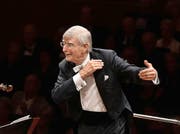Auch mit 89 Jahren vermag Dirigent Herbert Blomstedt noch jugendlichen Enthusiasmus auszustrahlen. (Bild: Lucerne Festival/Peter Fischli)
