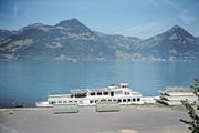 Das Motorschiff Rigi liegt im Wasser vor der Wabag Kies AG in Beckenried. (Bild: Corinne Glanzmann (Beckenried, 29. August 2017))