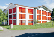 Die Westansicht des geplanten Erweiterungsbaus für das Schulhaus Gross. (Bild: Visualisierung: Bezirk Einsiedeln)