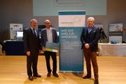Regierungsrat Andreas Barraud (links) übergibt den «Zinno-Ideenscheck» Daniel Bertschi der Novaris GmbH; Bruno Imhof, Geschäftsführer ITZ & Programmleiter «zentralschweiz innovativ» (rechts.). (Bild: PD)