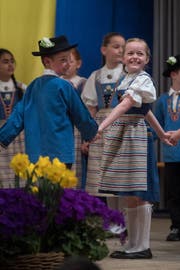 Da waren Kinder der 2. Primarstufe des Schulhauses Spitz, die sich einmal im Jahr ins Trachtengewand stürzen und Tänze präsentieren. (Bild: Boris Bürgisser (Horw, 1. April 2017))