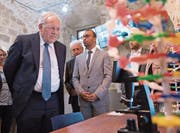 Der FDP-Magistrat besucht im Westjordanland ein Wissenschafts- und Technologiehaus für Jugendliche. (Bild: Anthony Anex / Keystone)