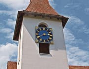 Das «blaue Auge» liegt über der südlichen Schallöffnung der reformierten Kirche Cham. (Bild: Andreas Faessler (Baar, 28. Juli 2016))