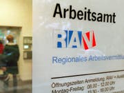 Zum Ende des Sommers schrieben sich im August 1652 mehr Personen bei den Regionalen Arbeitsvermittlungszentren (RAV) ein als noch im Juli. (Symbolbild) (Bild: KEYSTONE/MARTIN RUETSCHI)