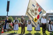 OK-Präsident Franz Enderli bei seiner Festansprache (oben) und bei der Übernahme der Zentralfahne. (Bilder Philipp Schmidli)