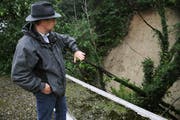 Erdrutsch in der Nacht vom 13. auf den 14. September 2008 bei der Baselstrasse 39 in Luzern. Daniel Deicher Stabchef Sicherheitsdirektion informiert am 14. September 2008 auf dem Dach des betroffenen Hauses. (Bild: Corinne Glanzmann / Neue LZ)