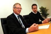 Nidwaldens Finanzdirektor Hugo Kayser bei der Präsentation der Staatsrechnung 2010. Rechts von ihm der kantonale Medienbeauftragte Andy Abächerli. (Bild: Markus von Rotz/Neue NZ)