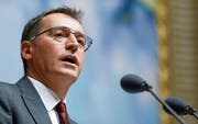 Auch am Rednerpult im Nationalratssaal äussert sich Roland Rino Büchel gerne prägnant. (Bild: Peter Klaunzer/Keystone)