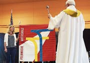 Pfarrer Eduard Birrer segnet die neue Vereinsflagge der Feldmusik Buttisholz.Bild: Jakob Ineichen (Buttisholz, 2. Juli 2017)