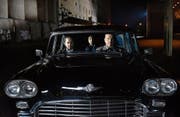 Grosser Wagen, grosses Herz: Hemdenhändler Wikström (Sakari Kuosmanen, am Steuer), zusammen mit dem Syrer Khaled (Sherwan Haji, links) und dem Iraker Mazdak (Simon Hussein Al-Bazoon).Bild: Filmcoopi