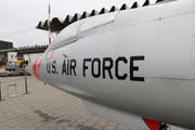 Kampfjet im Verkehrshaus Luzern für die neue Sonderausstellung «Die Schweiz fliegt!», die Ende März beginnt. (Bild: Lucien Rahm (Luzern, 26. Januar 2018))