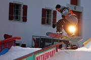 In Schwyz: Snowboarder sorgten für viel Spektakel. (Bild: Philipp Schmidli / Neue LZ)
