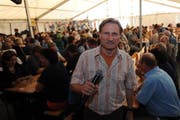 Beat Tschümperli moderiert das Älpler-Wunschkonzert auf dem Urnerboden 2012. (Bild: Urs Hanhart / Neue UZ)