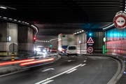 Blick in den Gotthard-Strassentunnel kurz nach der Einfahrt bei Göschenen. (Bild: Keystone)