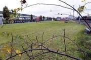 Auf dieser Landfläche in der Chämleten soll das Asylheim entstehen. (Bild: Werner Schelbert / Neue ZZ)