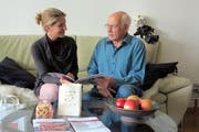 Zusammen plaudern und ein Geschenk entgegennehmen: Jetzt können Besuche bis Ende August reserviert werden. (Bild PD)