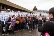 Asiatische Touristen posieren vor den «Storm Troopers» aus dem Film Star Wars vor der Kapellbrücke in Luzern. (Bild: Alexandra Wey / Keystone)