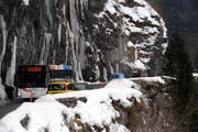 Während dem Winter ist die Hauptstrasse ins Muotathal wieder zweispurig befahrbar. (Bild: Archiv Erhard Gick / Neue SZ)