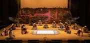 Das Rolandslied aus arabischer Sicht: In der Videotrilogie «The Cabaret Crusades» stellt Wael Shawky eingefahrene Weltsichten auf den Kopf. (Bild: Janto Djassi)