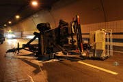 Der umgekippte Militärjeep auf der A2. (Bild: Luzerner Polizei)