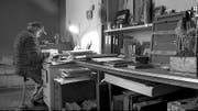 Robert Frank (91) in seinem Atelier. Seine Cutterin Laura Israel hat jetzt ein feines filmisches Porträt über ihn gemacht. (Bild: PD)