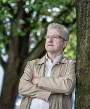 András Özvegyi (53), fotografiert im Helvetiagärtli. (Bild: Pius Amrein (Luzern, 19. Juli 2017))