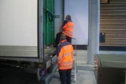 Mitarbeiter des Schwerverkehrszentrums Uri kontrollieren ein Fahrzeug. (Bild: Kantonspolizei Uri)