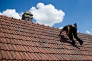 Eine Kaminfegerin bei der Arbeit. (Bild: Ennio Leanza / Keystone (Auenstein, 27. Juni 2012))