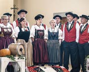 Mitglieder des Jodlerklubs Burgfründe Rothenburg. Die Männer singen in einer neuen Tracht. (Bild: Pius Amrein (Rothenburg, 24. September 2017))