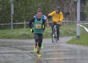 Lukas Arnold spurtet Andreas Abächerli nieder. Bilder (Bild: PD)