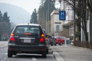 Im Parkhaus beim Kantonsspital in Luzern ist zu wenig Platz – es gibt regelmässig Stau oder die Autofahrer weichen auf das Maihof-Quartier aus. (Symbolbild: Dominik Wunderli)