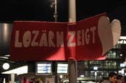 Am Mittwoch versammelten sich Luzerner und Hergereiste am Torbogen um Herz zu zeigen. (Bild: Ramona Geiger / Leue LZ)