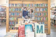 Eingespieltes Team: Samuel Budmiger (33) und seine Mutter Edith (65) in der Buchhandlung Untertor. (Bild: Nadia Schärli (Sursee, 15. November 2017))