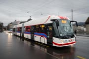 Die Zufriedenheit auf der am stärksten benützten Linie 1 Kriens-Luzern-Maihof stieg um 5 Punkte auf 74 Punkte. Auf dem Bild: Ein Rapid Bus in tramähnlichen Design auf der Seebrücke. (Bild: Roger Grütter)