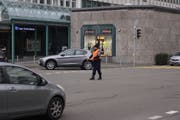 Die Polizei war sehr schnell zugegen, um nach dem Rechten zu sehen und den Verkehr an der Kreuzung Baarerstrasse/Gotthardstrasse zu regeln. (Bild: Raphael Biermayr)