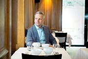 Welches ist die Lieblingsbeiz der Stadtratskandidaten? Rudolf Schweizer wählte für das Fotoshooting das Restaurant Felsenegg, dessen Wandel er in den letzten Jahren miterlebt hat. (Bild Dominik Wunderli)