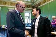 Zari Dzaferi (SP, rechts) gratuliert Martin Pfister (CVP) zur Wahl. (Bild Stefan Kaiser)