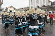 Ein 28 Nummern starker Umzug zog gestern durchs Dorf. Schränzende Guuggenmusigen und pfeilschnelle Astronauten bewiesen: Ganz Schüpfheim ist dem Fasnachtsfieber erlegen. (Bilder: Roger Amberg (Schüpfheim, 26. Februar 2017))
