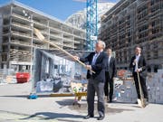 Der ägyptische Investor Samih Sawiris (vorne) bei der Grundsteinlegung zum neusten Apartmenthaus in seinem Ferienresort in Andermatt. Bisher sind vier Häuser in Betrieb, im Endausbau sollen es 42 sein. (Bild: KEYSTONE/URS FLUEELER)