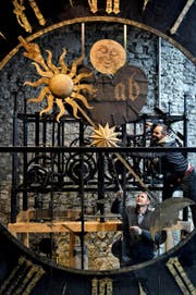 Oliver Baer (oben) und Stefan Muri pflegen und restaurieren Turmuhren wie die historische Rathausuhr im Zytturm aus dem Jahr 1526. (Bild Nadia Schärli)
