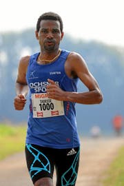 Tadesse Abraham läuft auf der Halbmarathon-Distanz des Hallwilerseelaufes zum Sieg. (Bild: Andy Mettler (swiss-image.ch))