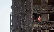 Die Suche nach Opfern hält nach der Brandkatastrophe am Grenfell Tower im Londoner Bezirk Kensington weiter an. (Bild: Will Oliver/EPA (18. Juni 2017))