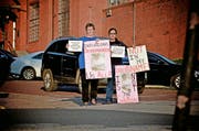 Pat Hartwell und Yancy Balderas (v. l.) demonstrieren in Huntsville, Texas, gegen die Hinrichtung von Lester Bower. (Bild Aleksandra Mladenovic)