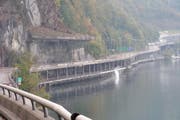 Die Seestrasse am Lopper ist wegen Steinschlaggefahr gesperrt. (Bild Astra)