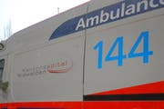 Der Verunfallte wurde vom Rettungsdienst ins Spital gefahren. (Bild: Archiv Neue LZ)