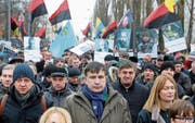 Michail Saakaschwili (Mitte) bei einem Protestmarsch am Sonntag in Kiew. (Bild: Sergey Dolzhenko/EPA)