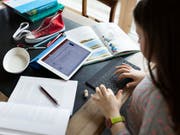 Schon früh sollen Kinder in der Schule an die Informatik herangeführt werden. Damit das Fach "Medien und Informatik" möglichst bald Wirklichkeit wird, fordern Organisationen aus Bildung und Wirtschaft die Erziehungsdirektoren auf, den Lehrplan 21 zügig umzusetzen. (Symbolbild) (Bild: KEYSTONE/GAETAN BALLY)