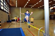 Mädchen mit Sprungkraft: Livia Brüschweiler (12) aus Kerns in der Dossenhalle. (Bild: Christoph Riebli)